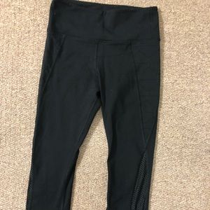 LORNA JANE cropped leggings w/ net pattern on side